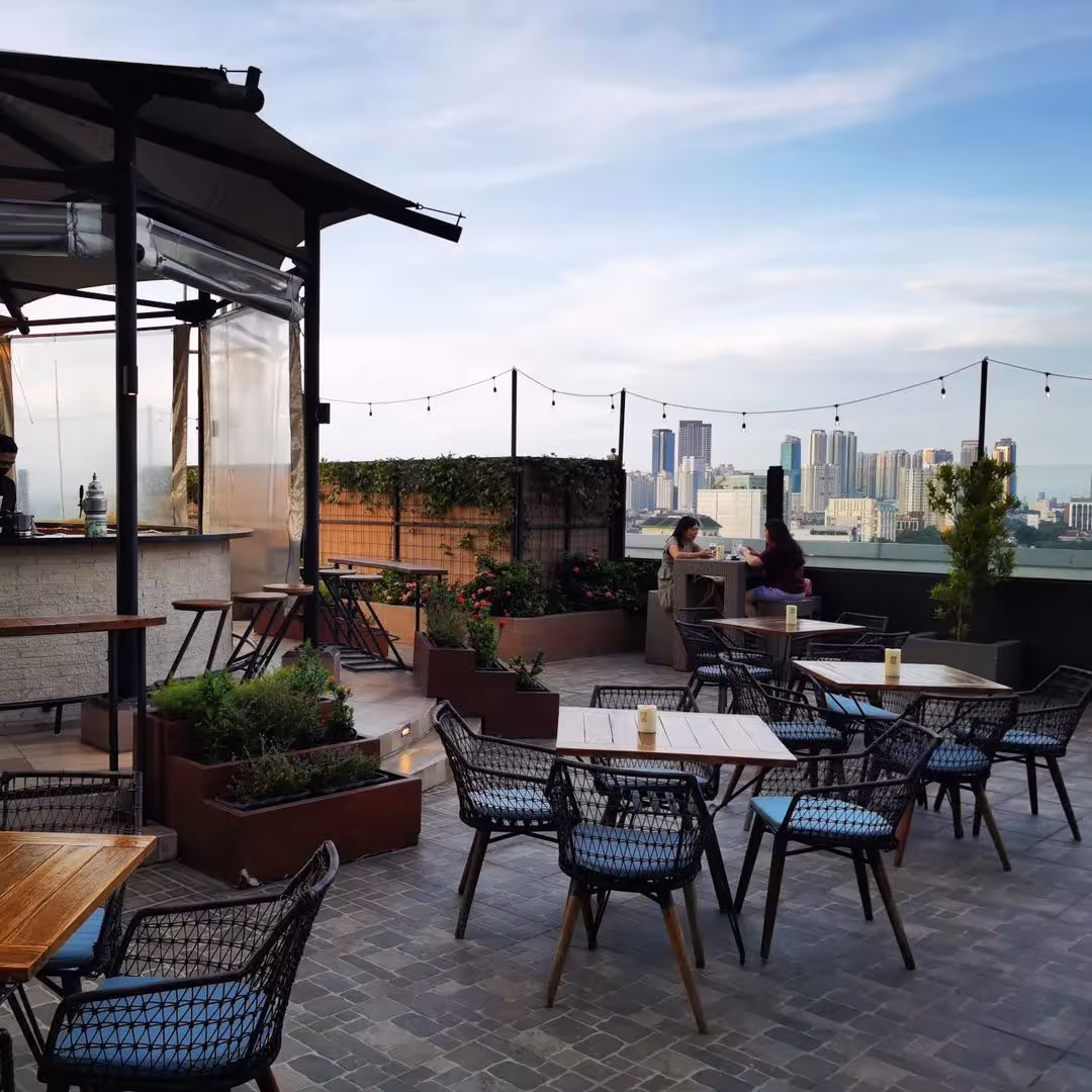 27 Cafe Rooftop Terbaik di Jakarta untuk Nongkrong  Kencan Romantis 2025