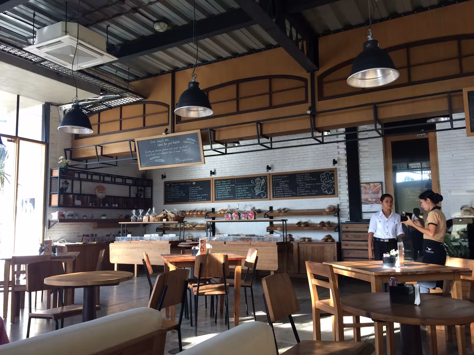 21 Cafe Terbaik di Seminyak 2025 Rekomendasi Lengkap untuk Nongkrong Asyik