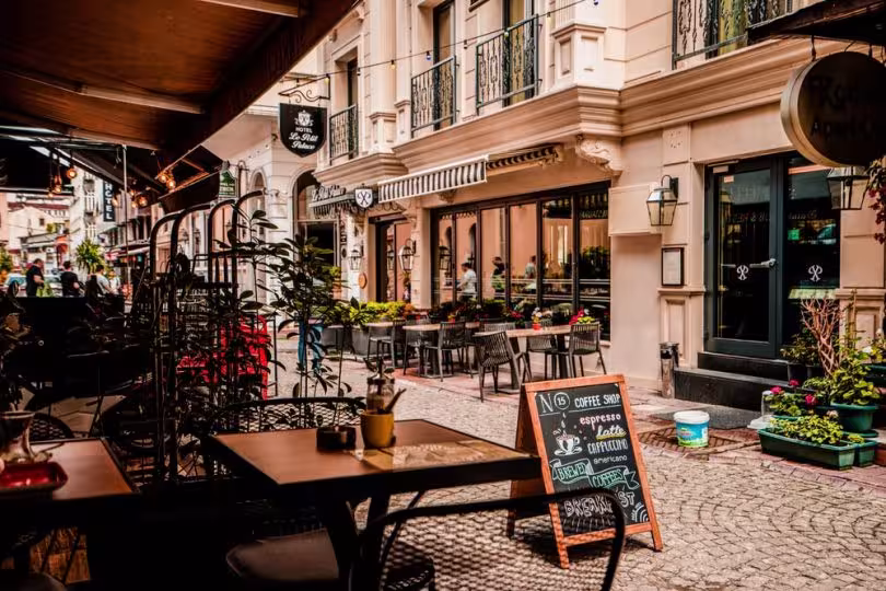 Cafe Terbaik di Surabaya 2025 Instagramable Cozy  Cocok untuk Nongkrong