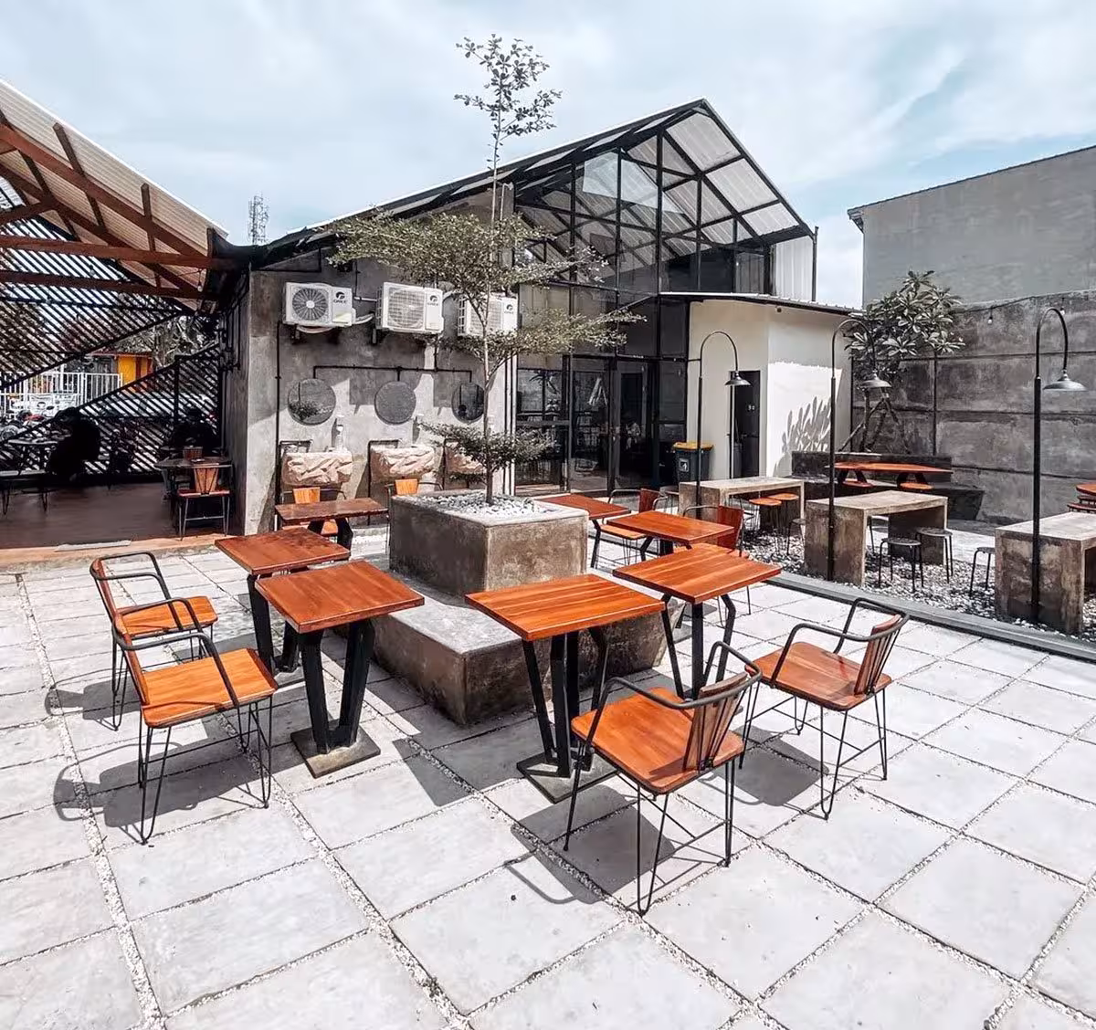 15 Cafe Terbaik di Surabaya untuk Nongkrong  WFC di 2025