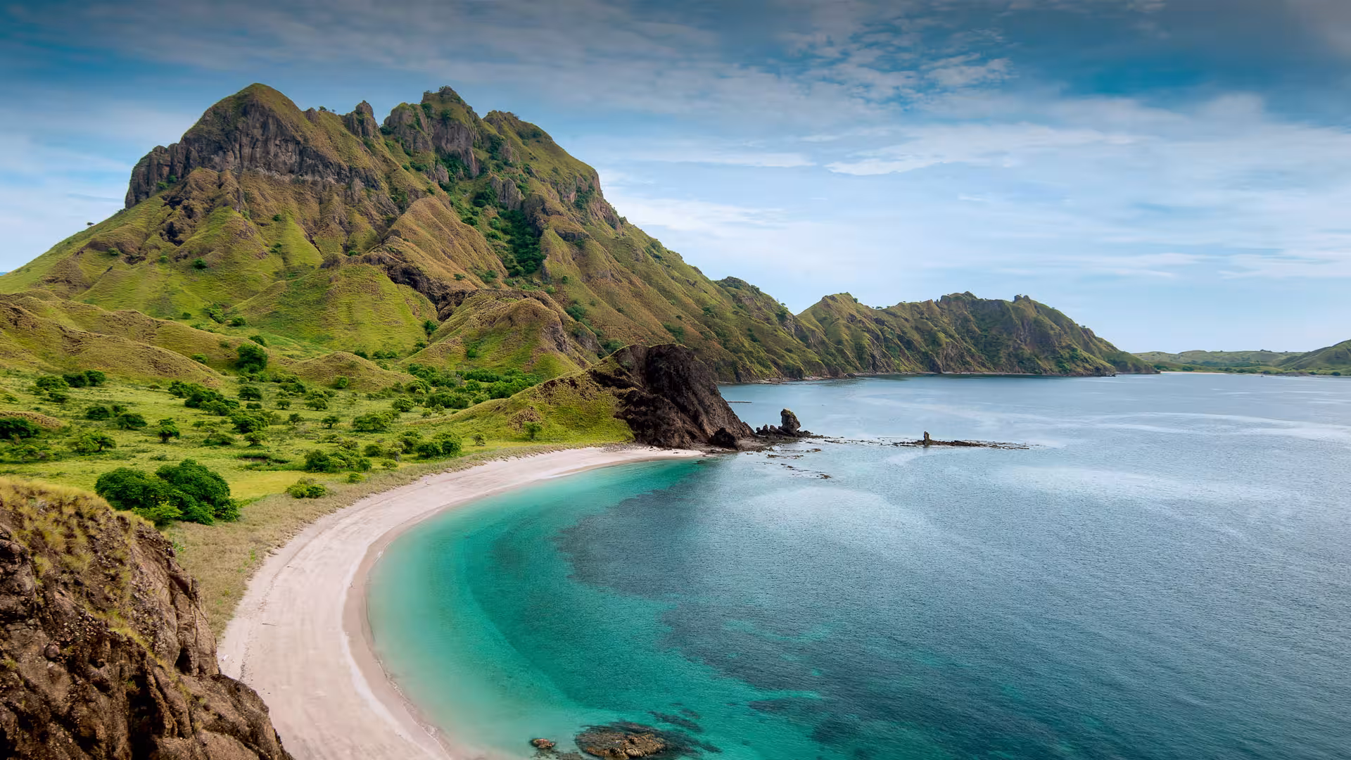 15 Cafe Terbaik di Labuan Bajo 2025 View Sunset Kopi Enak Spot Healing