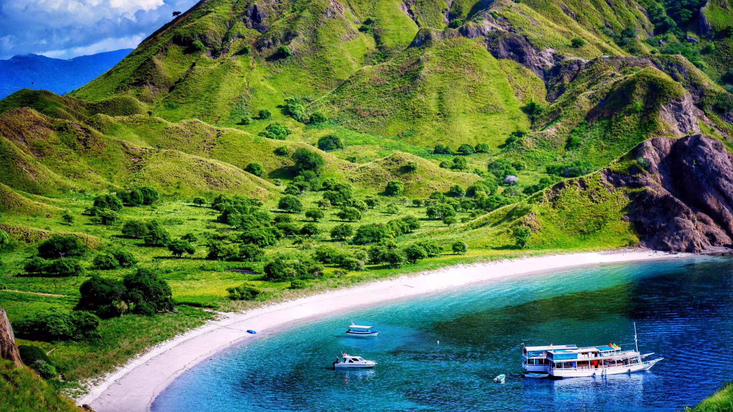 15 Cafe Terbaik di Labuan Bajo 2025 View Sunset Kopi Enak Spot Healing