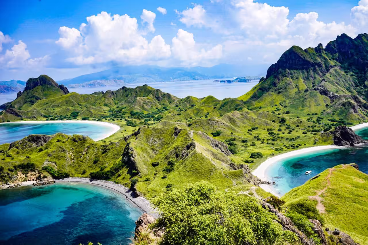 15 Cafe Terbaik di Labuan Bajo 2025 View Sunset Kopi Enak Spot Healing