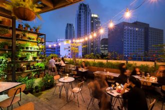 Restoran rooftop di jakarta hause rooftop.jpg