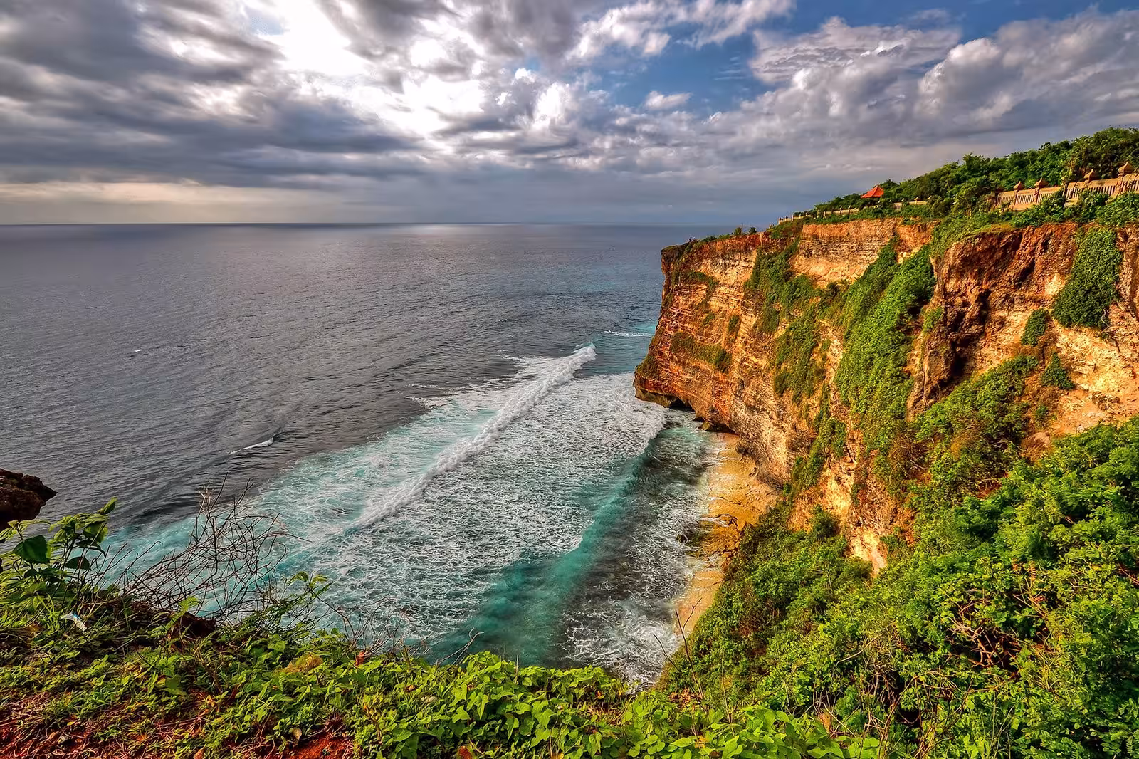 15 Restoran Terbaik di Uluwatu 2025 Pemandangan Spektakuler  Rasa Menggoda