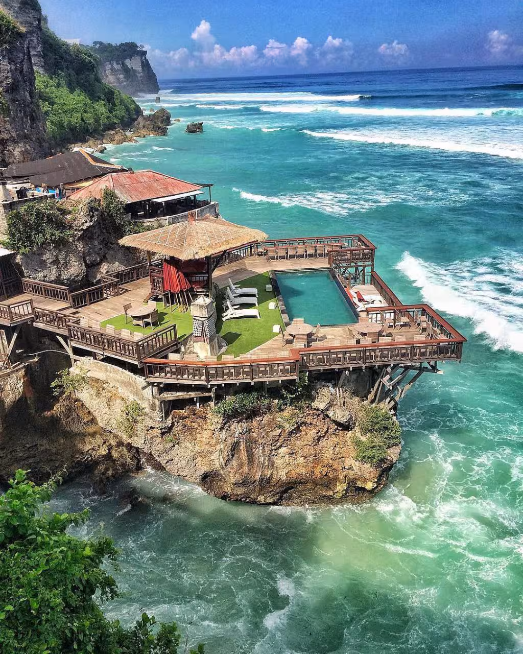 15 Restoran Terbaik di Uluwatu 2025 Pemandangan Spektakuler Rasa Menggoda