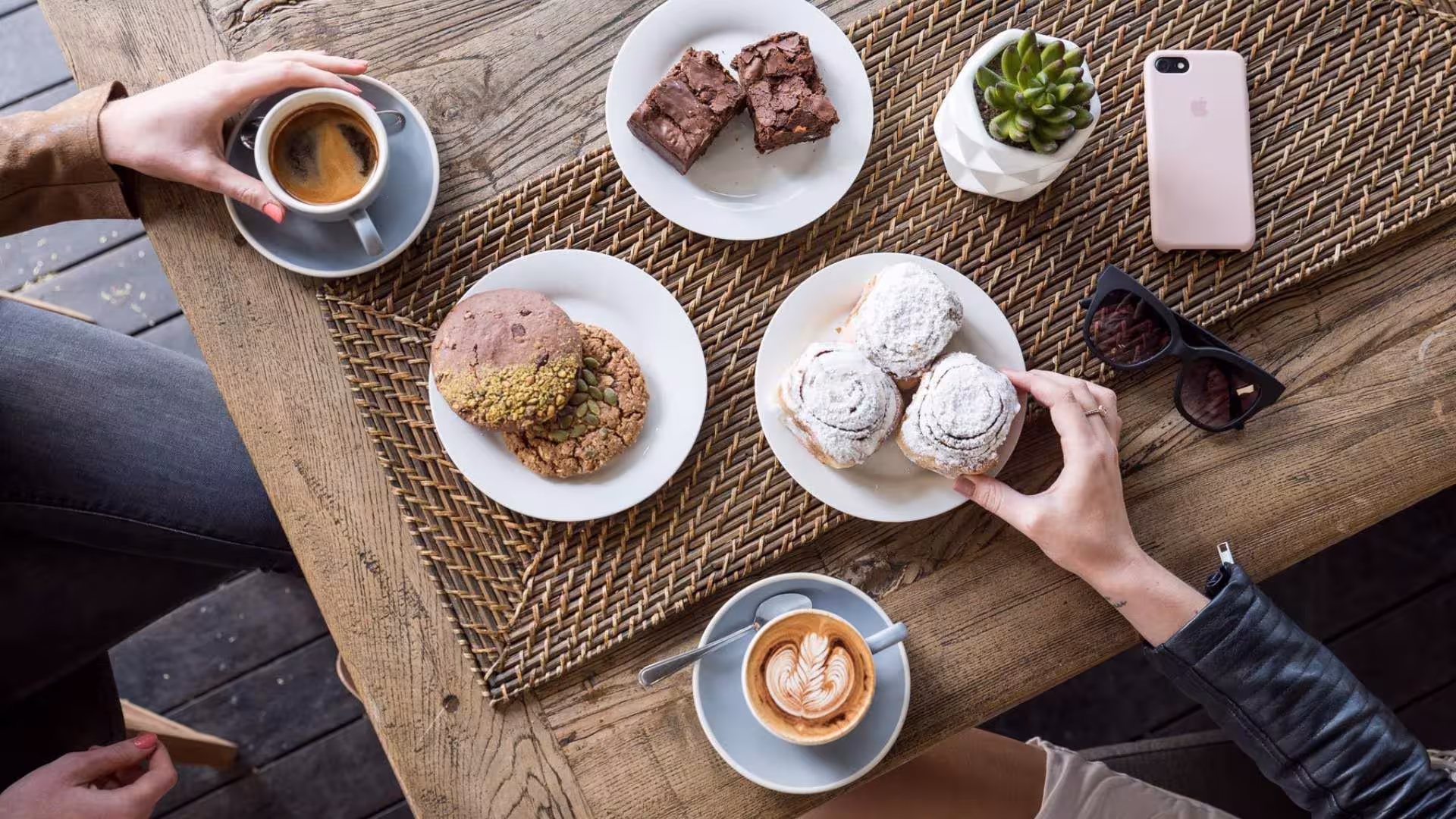 When Cafe Destinasi Kuliner  Nongkrong Paling Dicari di Samarinda 2025